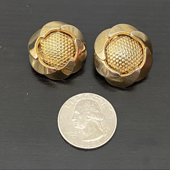 Vintage Unsigned Gold-tone Flower Button Clip On Earrings - Picture 6 of 13